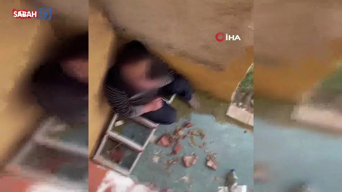 54 suç kaydı bulunan şüphelinin çatıda yakalandığı anlar kamerada | Video videosunu izle 54 suç kaydı bulunan şüphelinin çatıda yakalandığı anlar kamerada | Video videosunu izle