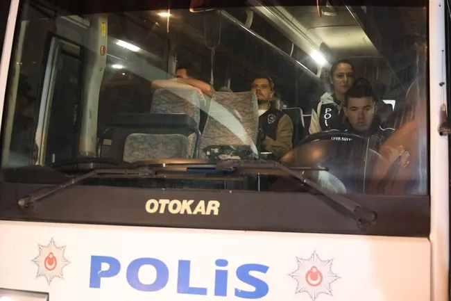 son-dakika-bayrakli-belediyesine-rusvet-operasyonu-43-supheli-adliyeye-sevk-edildi-1791520992710.jpg
