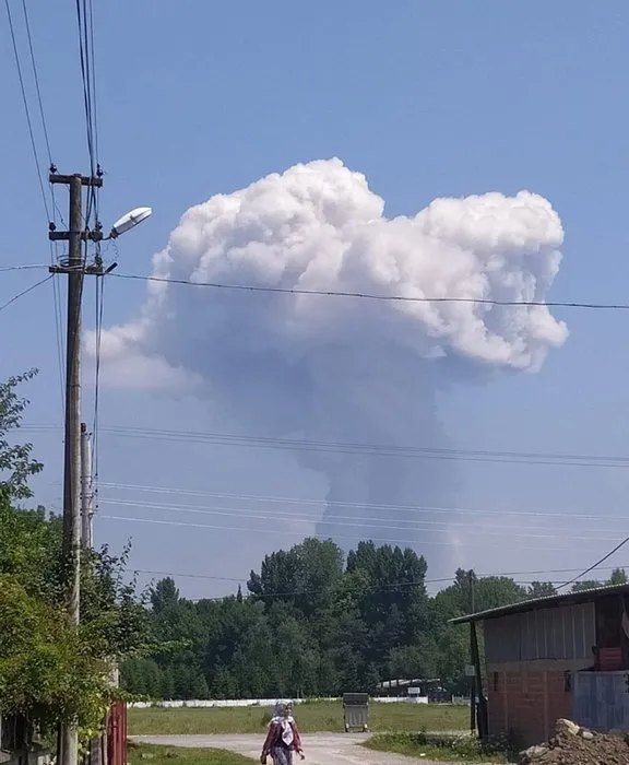 Son dakika: Sakarya’da havai fişek fabrikasında patlama! Olay yerinden ilk görüntüler geldi