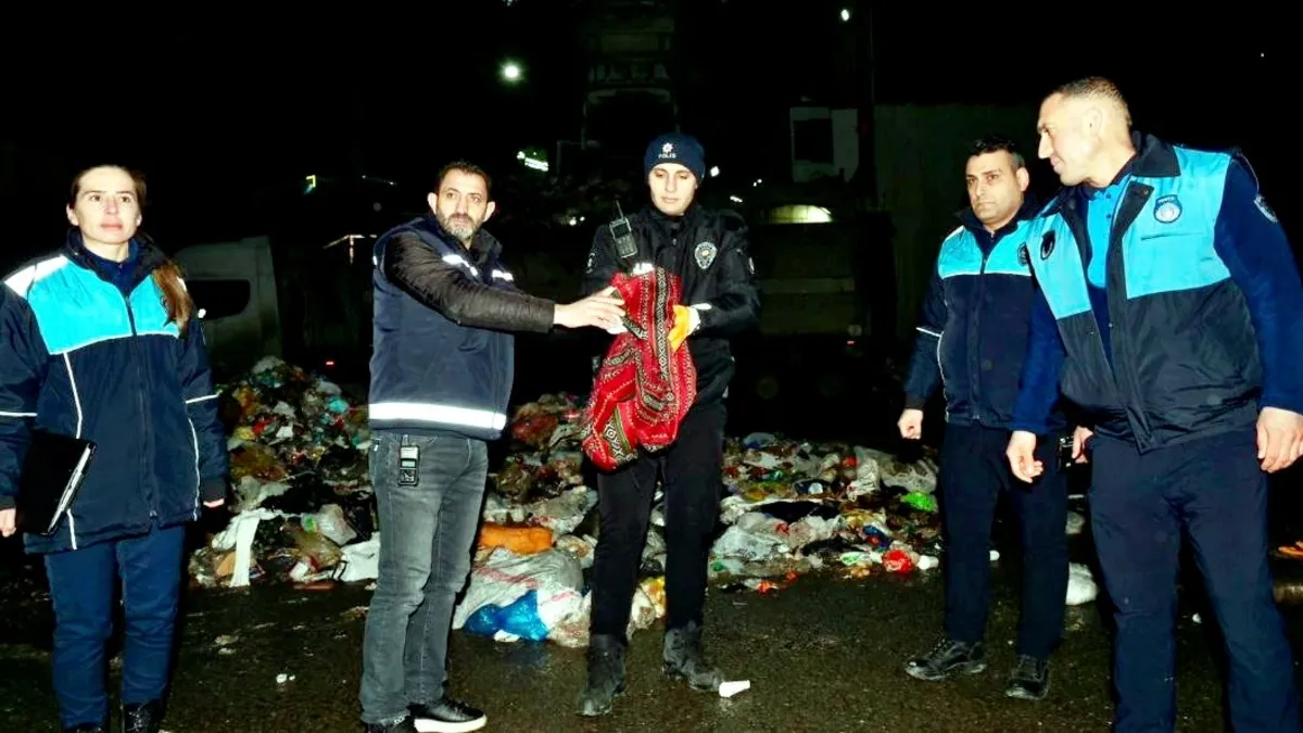 Esenyurt’ta işçilerin çöpte bulduğu 1 milyon 200 bin liralık altın sahibine teslim edildi Esenyurt’ta işçilerin çöpte bulduğu 1 milyon 200 bin liralık altın sahibine teslim edildi