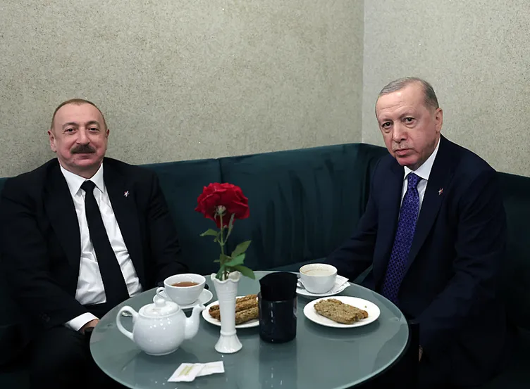Tiran’da dikkat çeken an! Erdoğan, Aliyev’i çağırdı, Paşinyan da sohbete dahil oldu