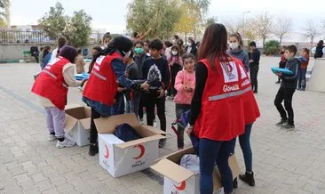 Silopi’de Kızılay öğrenciler ile oyun oynayıp yardım dağıttı #sirnak