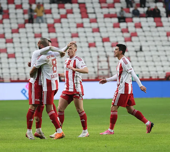 antalyaspor-genclerbirligi-karsisinda-geri-dondu-1769357545031.jpeg