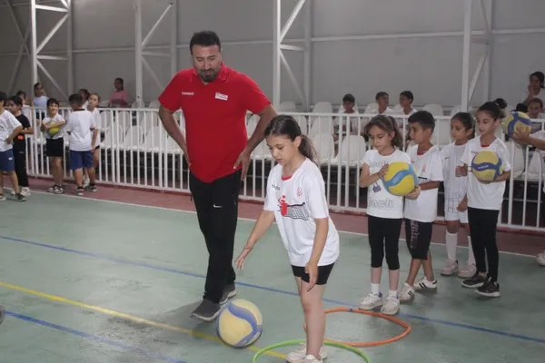 sirnakta-fabrika-voleybol-okulu-3-yilda-1200-sporcu-yetistirdi-1754308581479.jpg