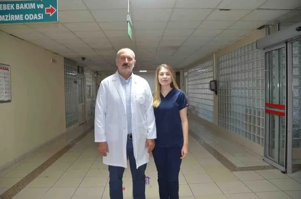 baba-kiz-birlikte-sifa-dagitiyor-anne-ve-babasinin-izinden-gitti-1703763617827.jpg