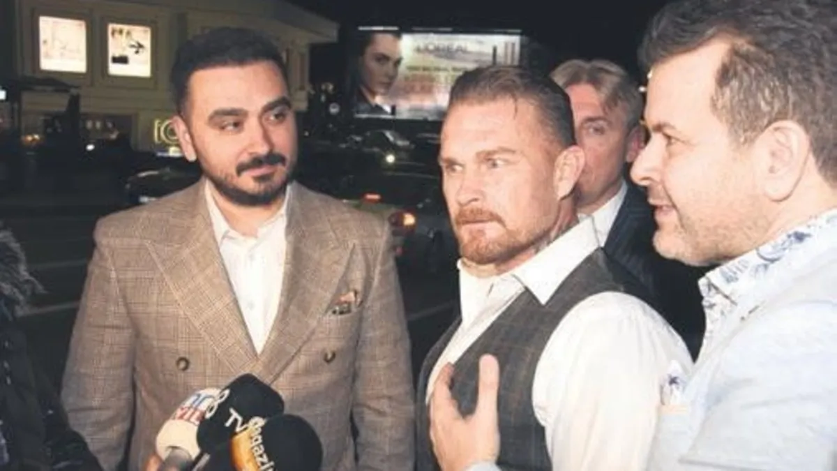 Arkadaş tavsiyesiyle saç ektirmeye geldi Arkadaş tavsiyesiyle saç ektirmeye geldi