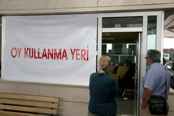 ikinci-tur-icin-sandik-basina-gittiler-yurt-disi-oylarinda-rekor-1684831445735.jpg İkinci tur için sandık başına gittiler: Yurt dışı oylarında rekor!
