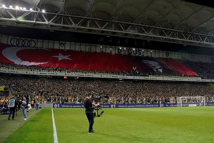 fenerbahce-taraftarindan-trabzonspor-macinda-koreografi-1699119418016.jpeg