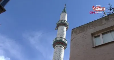 İzmir’de şiddetli rüzgarın etkisiyle minareden kopan parçalar korkuttu | Video