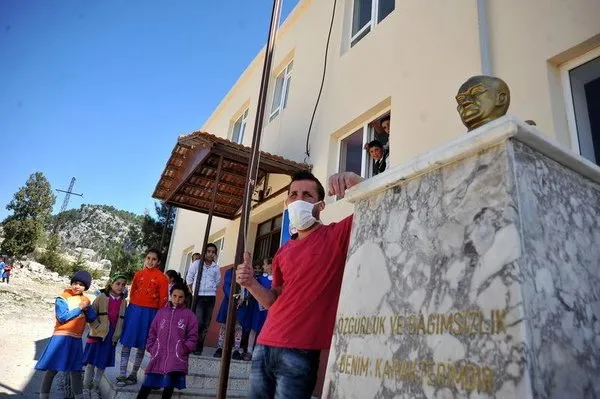 Uğur Acar yeni yüzüyle ilk kez köyüne gitti