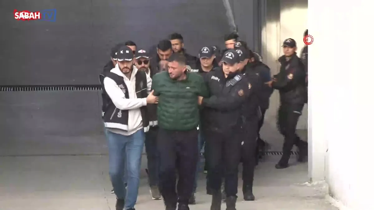 Bayğaralar suç örgütüne yönelik operasyonda gözaltına alınan 287 şüpheli adliyeye sevk edildi | Video videosunu izle Bayğaralar suç örgütüne yönelik operasyonda gözaltına alınan 287 şüpheli adliyeye sevk edildi | Video videosunu izle