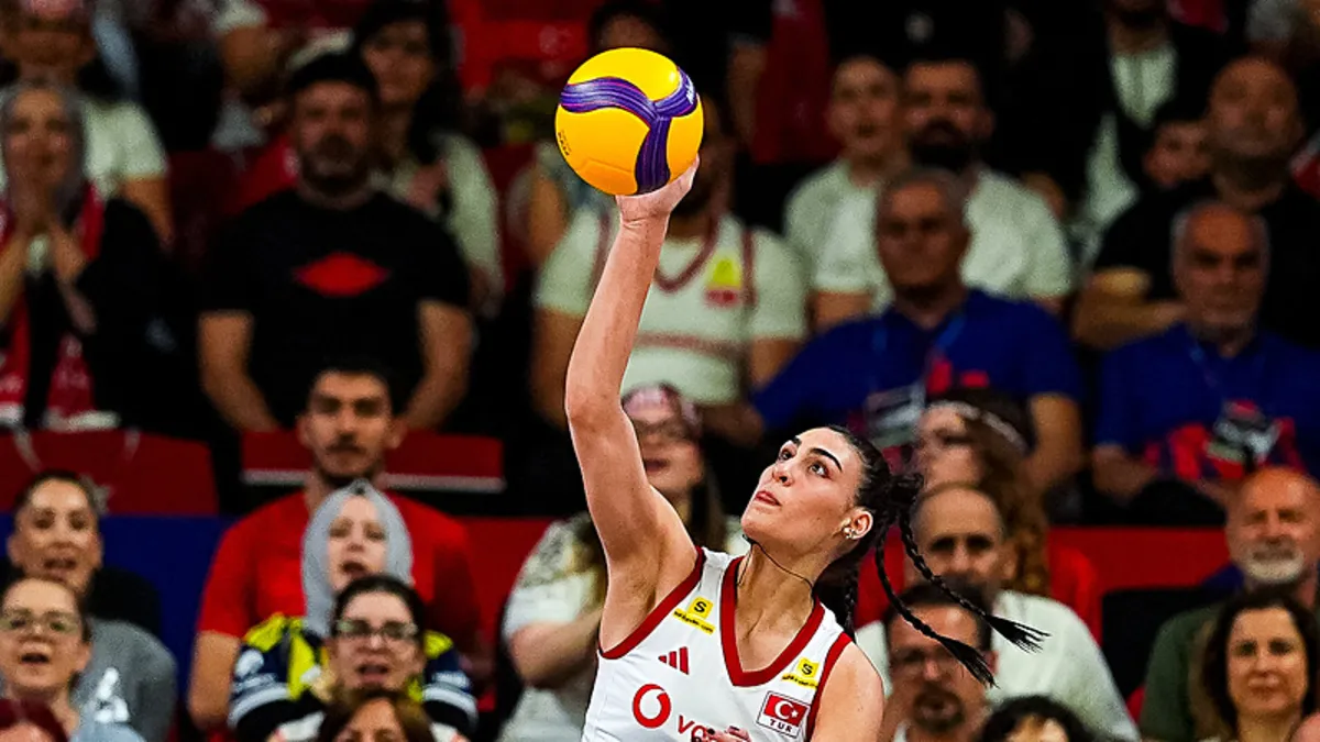 A Milli Kadın Voleybol Takımı oyuncusu Karmen Aksoy'un sakatlık sonrası durumu hakkında bilgi veren haber metni.
