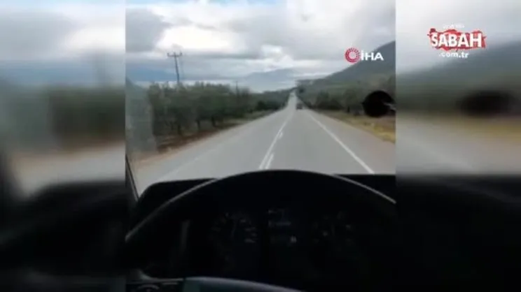 Tır ile servis minibüsü çarpıştığı kaza kamerada | Video