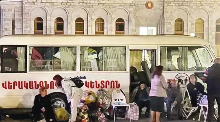 Karabağ’da bir devrin sonu! Son otobüs de bölgeyi terk etti: İşte tarihi kare!