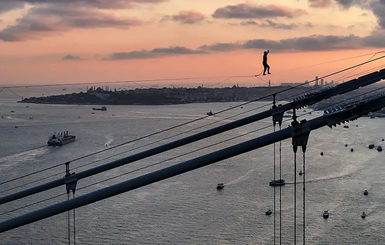 15 Temmuz Şehitler Köprüsü’nde tarihi anlar! İp üstünde kıtalar arası yürüyüş