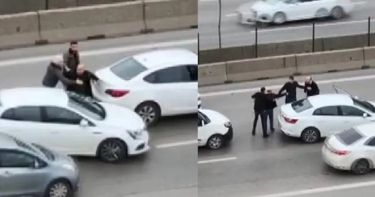 Kadıköy’de gergin anlar: Aracından inip otomobili tekmeledi!