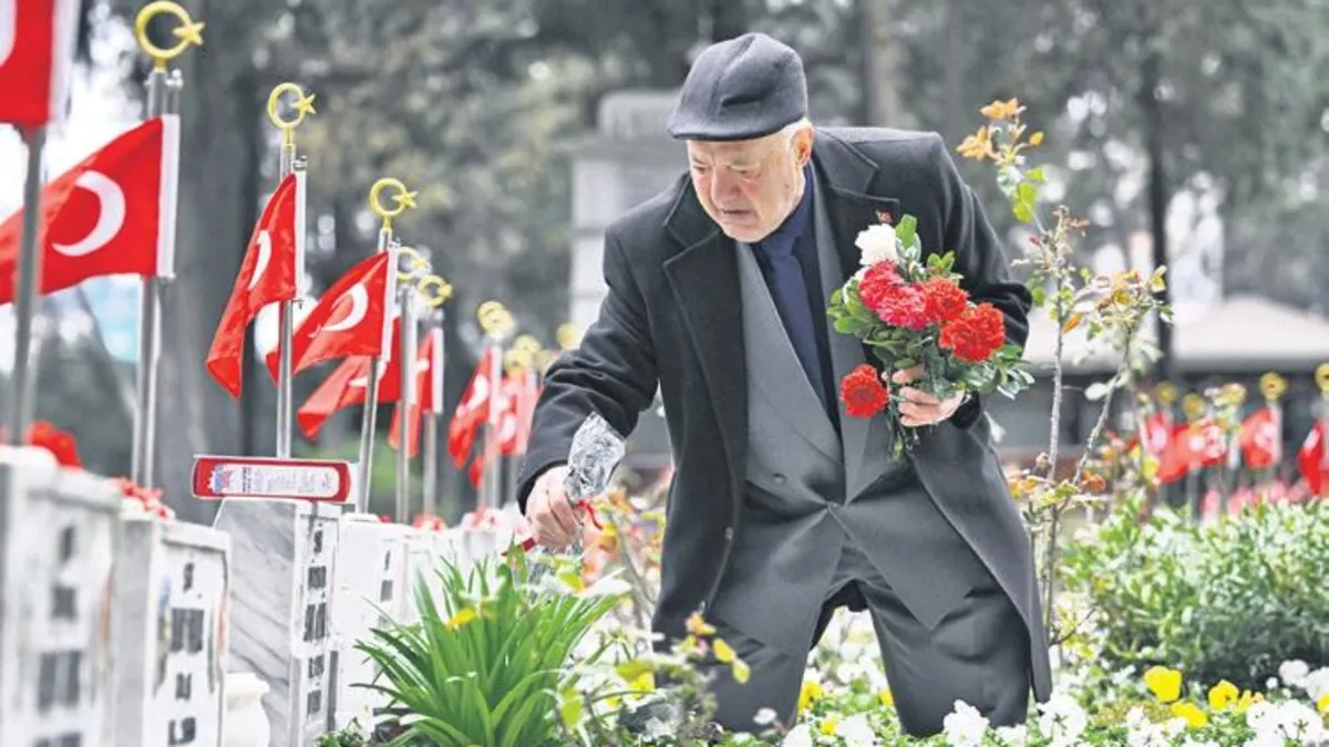 Arife günü şehitliklere ziyaretçi akını