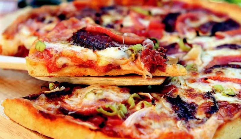 Domatesli Pizza Tarifi BöreklerÇörekler ve Poğaçalar Sofra