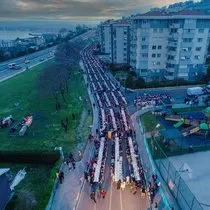 Binlerce kişinin buluştuğu iftar sofrası havadan görüntülendi
