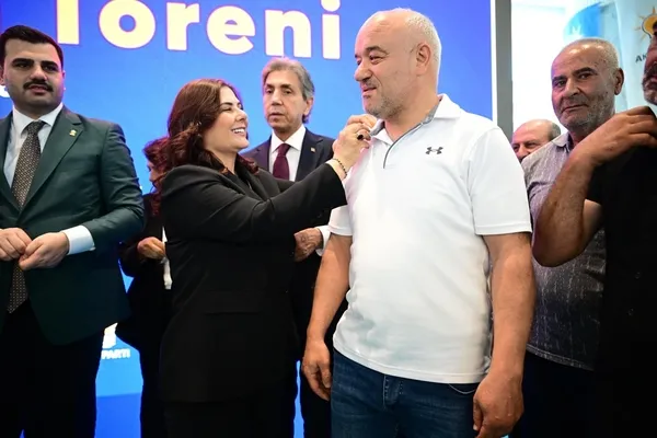 aydinda-ak-partiye-buyuk-katilim-391-muhtar-ve-619-aza-rozet-takti-1782750531313.jpg