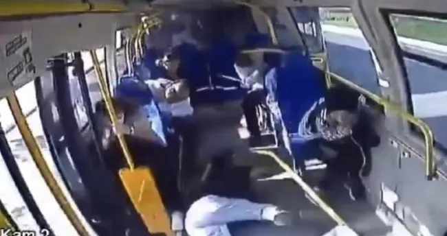 İETT otobüsü minibüse çarptı! Korku dolu anlar kameralara böyle yansıdı