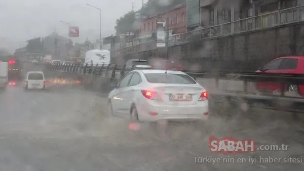 Gök gürültülü sağanak Trabzon'da etkili oldu