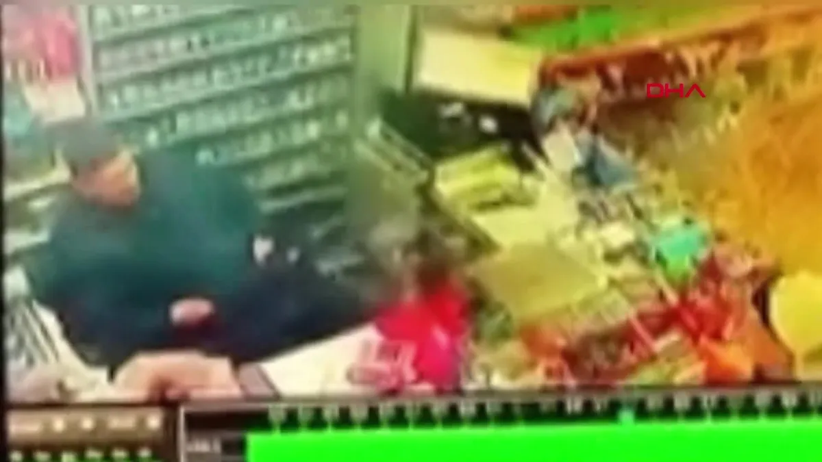 İstanbul Sultangazi'de market sahibinin uyuduğunu gören çocuk sadaka kutusunu çaldı | Video videosunu izle | Son Dakika Haberleri