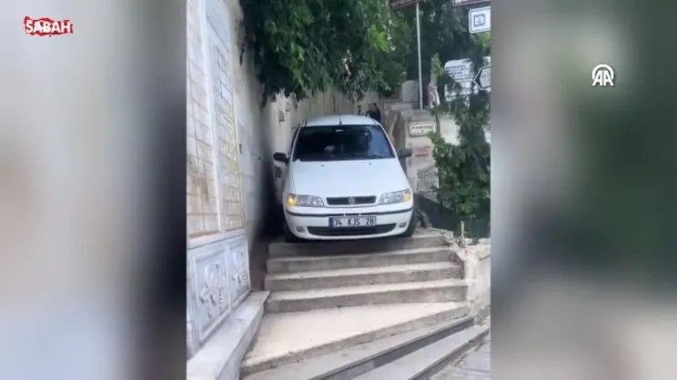 Eyüpsultan'da sürücü arabayla merdivenlerden inmeye çalıştı! Akıllara Kemal Sunal'ın film sahnesi geldi | Video