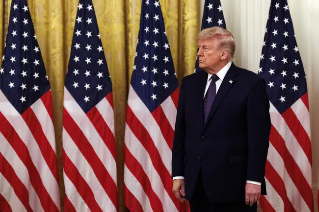 fedin-yeni-baskani-goreve-basladi-trumptan-yeni-askeri-butce-aciklamasi-1779472326861.jpg FED'in yeni başkanı göreve başladı: Trump törende askeri bütçe istedi!
