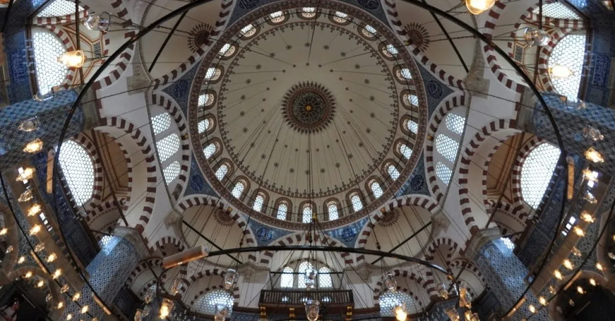 rustem pasa cami cuma namaziyla birlikte yeniden cemaatiyle bulusuyor son dakika haberler