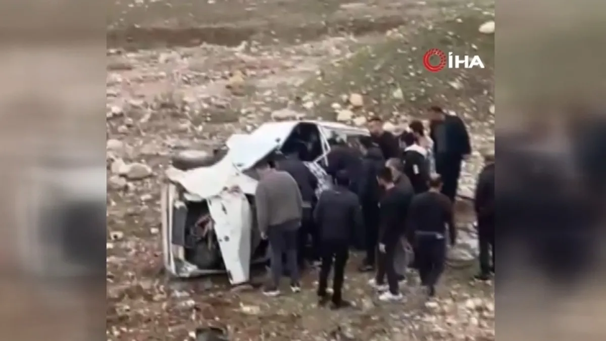 Siirt’te devrilen otomobil hurdaya döndü: 3 ağır yaralı Siirt’te devrilen otomobil hurdaya döndü: 3 ağır yaralı