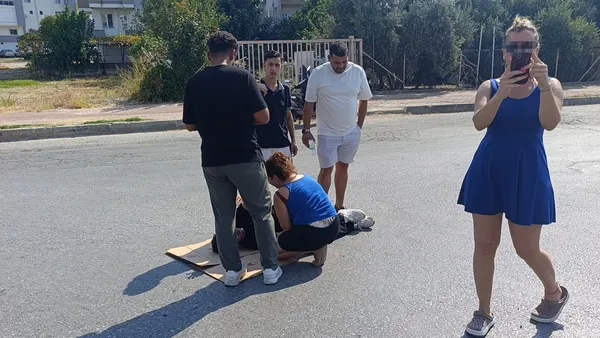 antalyada-akilalmaz-anlar-motosiklet-ile-otomobil-carpisti-yaraliyi-birakip-video-cekti-1784620173666.jpg