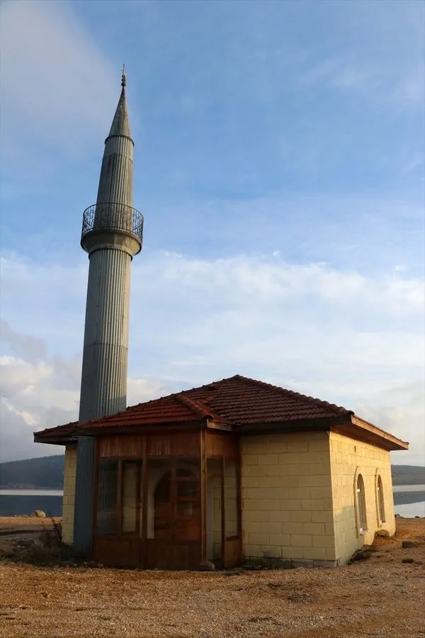 Gölün ortasındaki cami ibadete açıldı