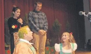 Hansel ve Gretel tiyatro sahnesinde