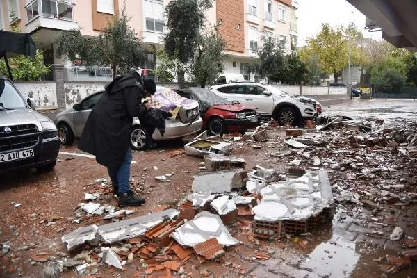 Son dakika haberi | Meteoroloji uyarmıştı: Antalya’dan korkunç görüntüler geliyor: Eve yıldırım düştü zannettik!