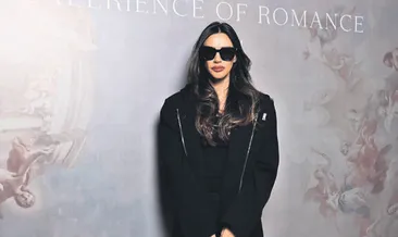 Tüylü terliklerle davete katıldı