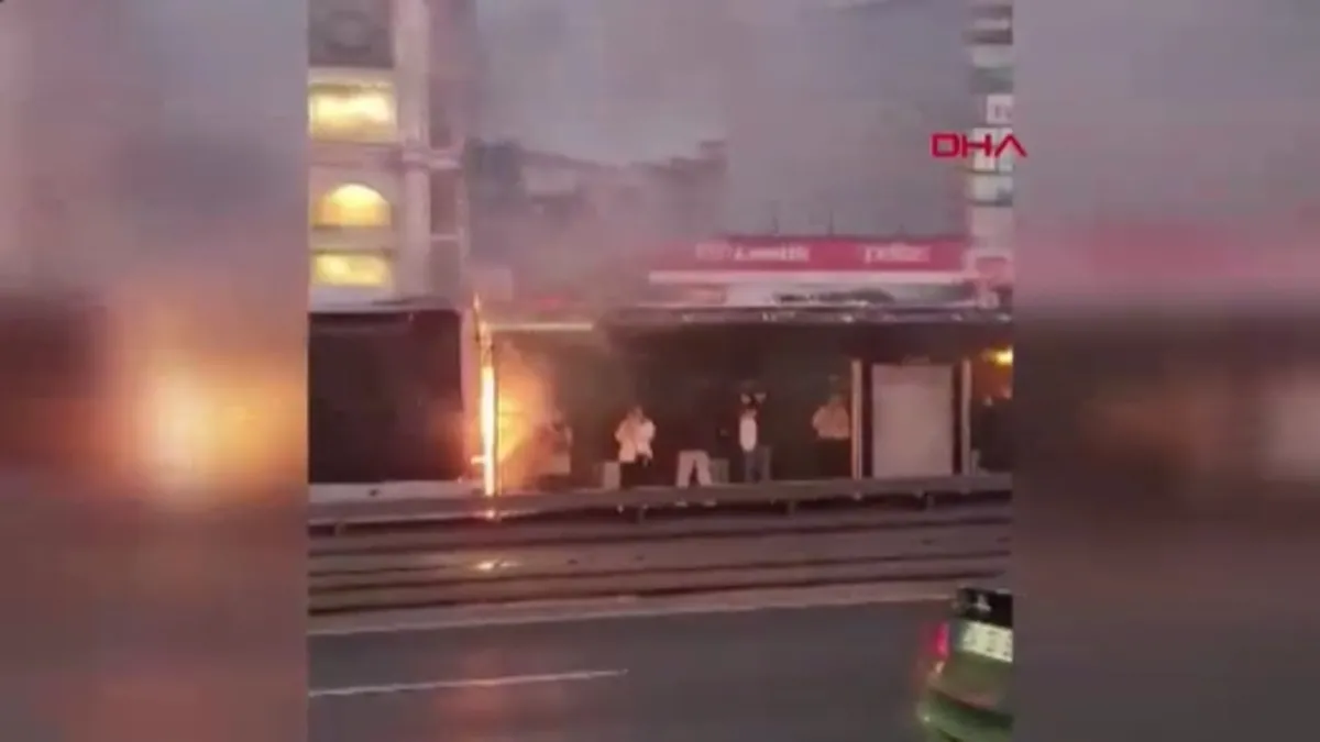 SON DAKİKA… İstanbul Küçükçekmece’de metrobüs yangını SON DAKİKA… İstanbul Küçükçekmece’de metrobüs yangını