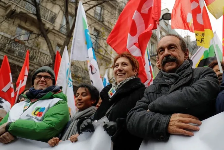 Paris'te polisten göstericilere sis bombasıyla müdahale