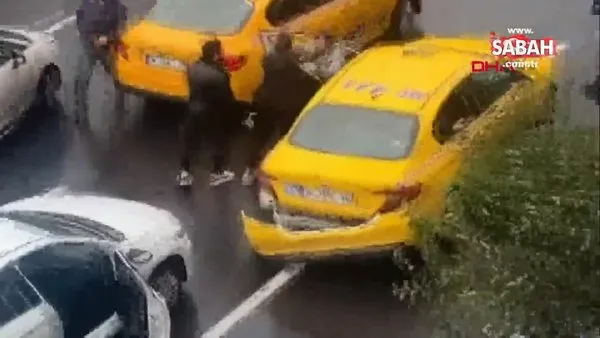 Beşiktaş'ta otomobil taksiye çarptı... Kazanın ardından sürücüler arasında kavga çıktı! | Video