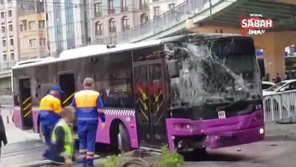İstanbul Aksaray'da yoldan çıkan otobüs, tramvay hattının enerji kablolarını kopardı