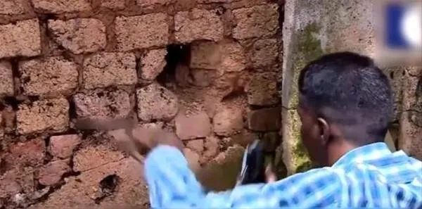 Duvarın içinden bakın ne çıktı!