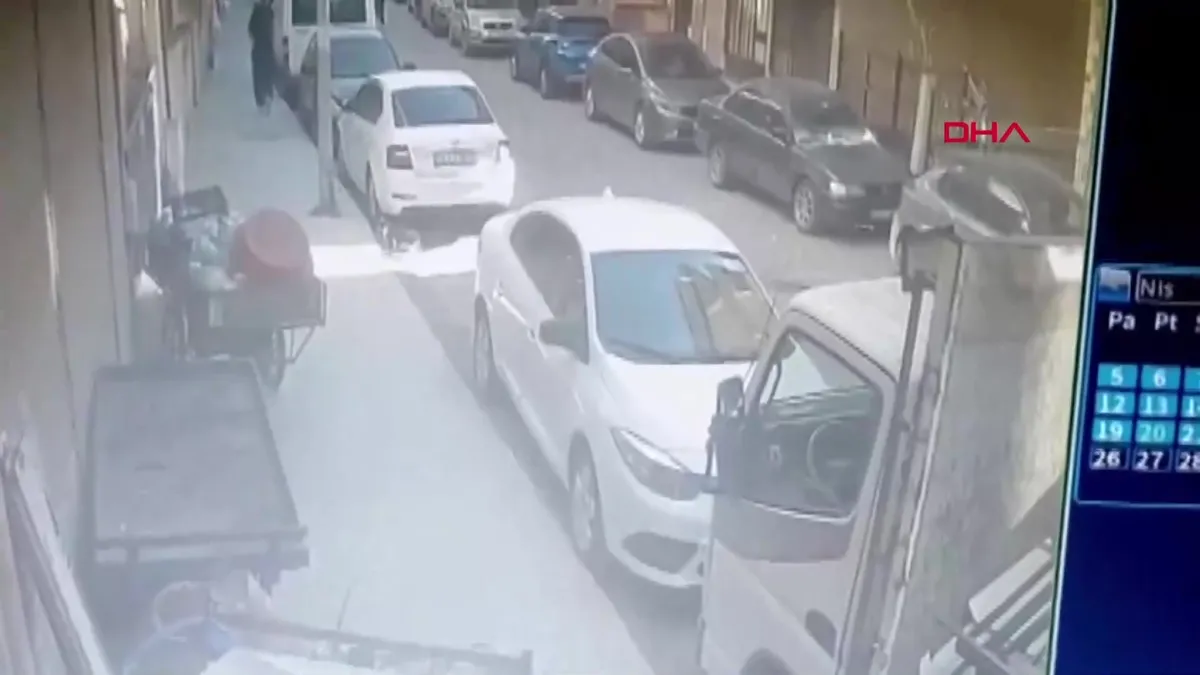 Pendik’te yola fırlayan çocuğa otomobilin çarptığı anlar kamerada | Video videosunu izle Pendik’te yola fırlayan çocuğa otomobilin çarptığı anlar kamerada | Video videosunu izle