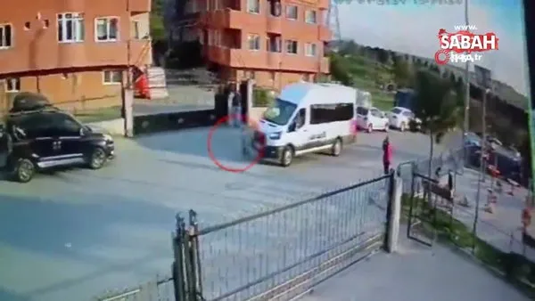 Arnavutköy’de feci kaza kamerada: Servis minibüsü 7 yaşındaki çocuğu ezdi! | Video