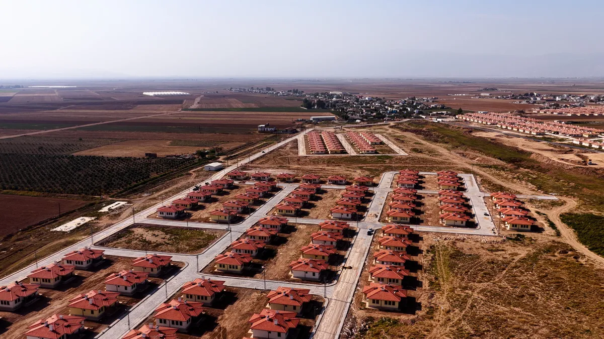 Bakan Kurum açıkladı: Türkiye’nin ilk kırsal uydu kenti açıldı! Kumlu köy evlerinde umut yeşerdi Bakan Kurum açıkladı: Türkiye’nin ilk kırsal uydu kenti açıldı! Kumlu köy evlerinde umut yeşerdi