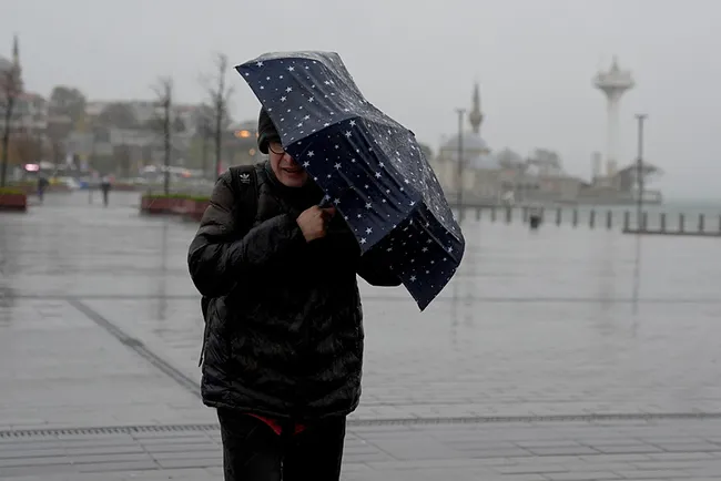 son-dakika-meteorolojiden-istanbul-icin-yeni-hava-durumu-uyarisi-o-tarihlere-dikkat-kuvvetli-saganak-kapida-1743437530301.jpeg