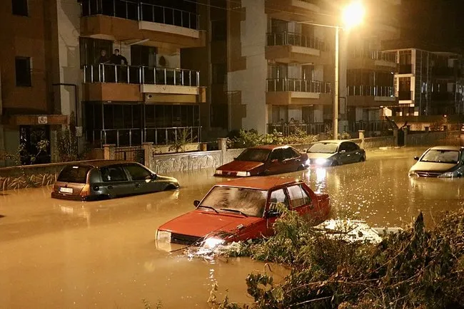 SON DAKİKA… İzmir Bergama’yı sel vurdu! Metrekareye 137 kilogram yağış düştü: Cadde ve sokaklar göle döndü!