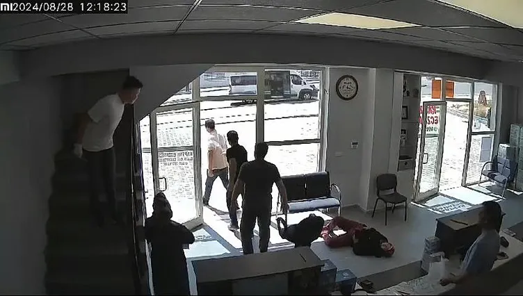 Eczanede korkunç olay: Bıçağı karısına saplamaya başladı! Sebebi...