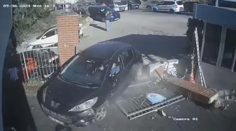 SON DAKİKA... İzmir’de 18 gün arayla benzer kaza: El freni çekilmeyen otomobil okula daldı