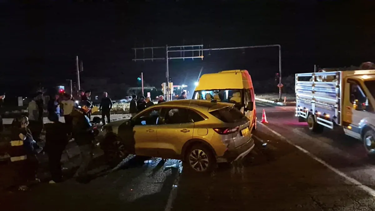 Adıyaman’da otomobil ile minibüs çarpıştı: 12 yaralı!