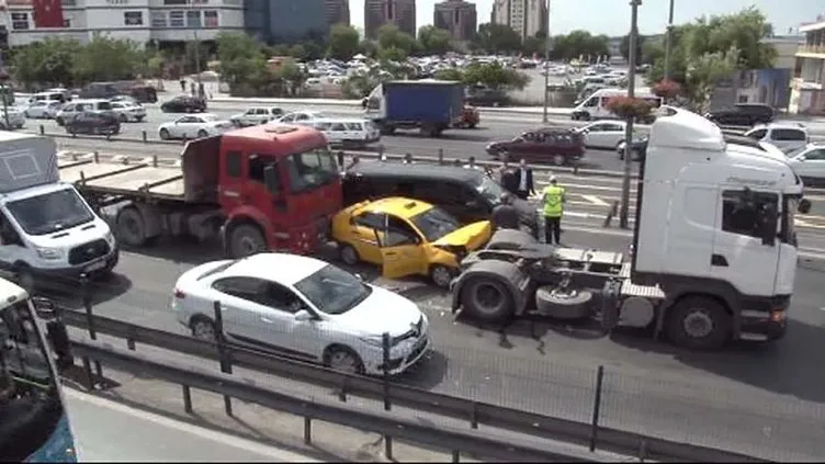 Yenibosna’da zincirleme trafik kazası!